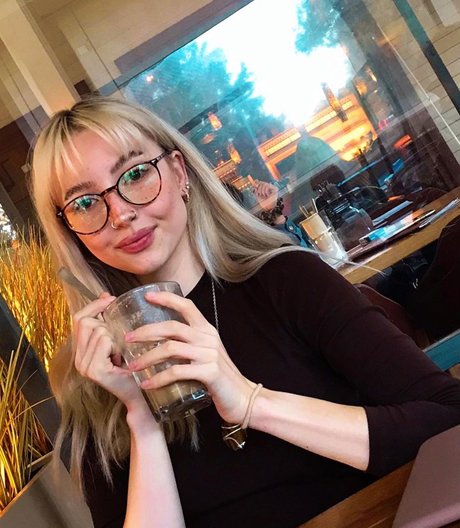 Caelyn Mathews ヌードモデル ギャラリー