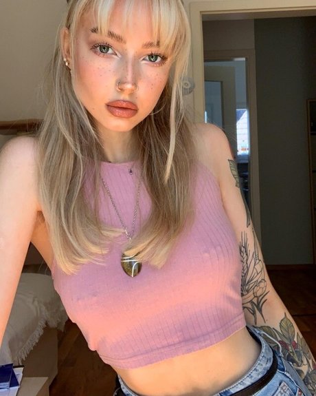 Caelyn Mathews 無料モデル 写真