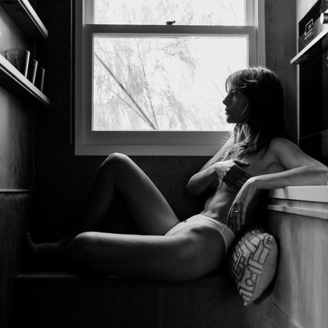 黒髪の熟女オンリーファンズ エロチック 写真