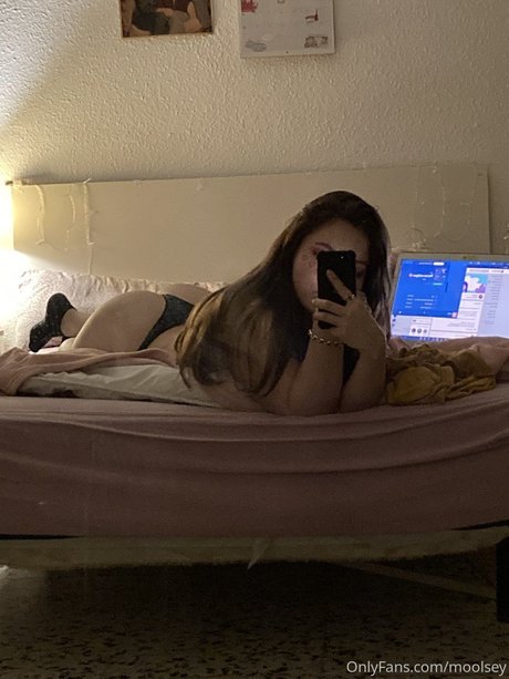 曲線美の女の子オンリーファンズ セクシーヌード 画像