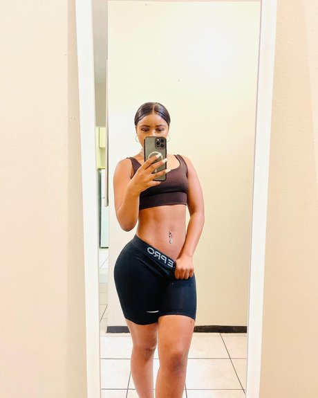 Sharon Gambu アートスター 写真