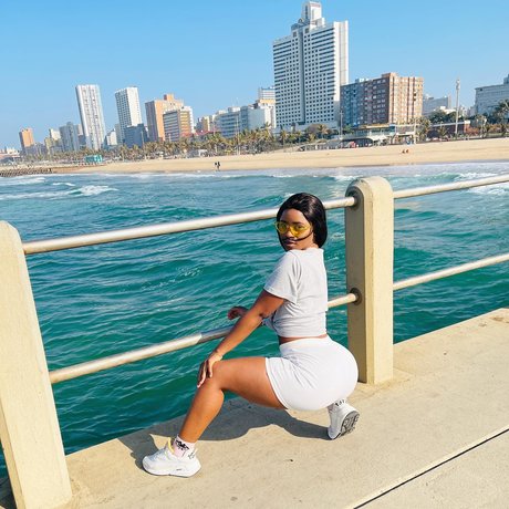 Sharon Gambu 美しいポルノスター 写真