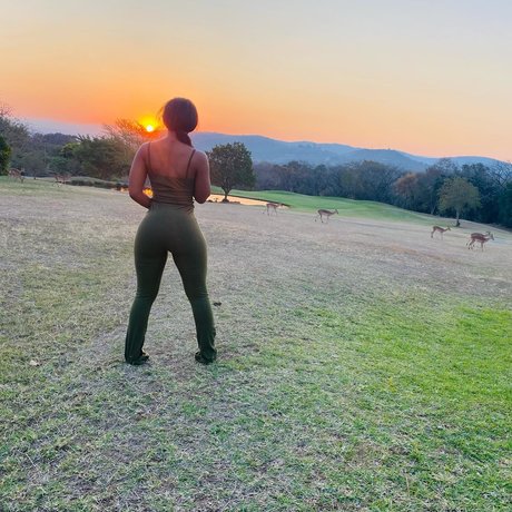 Sharon Gambu ポルノスター 独占 ギャラリー