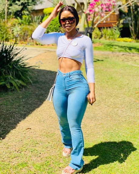 Sharon Gambu ヌードモデル 写真