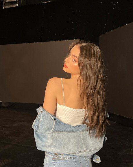 Yael Shelbia プロフィール写真