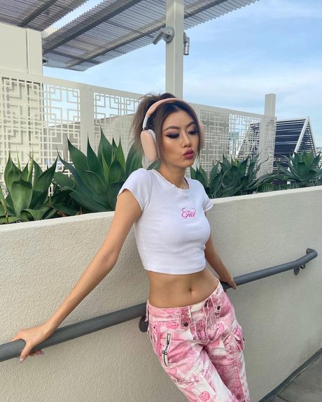 トランスジェンダーの女の子のオンリーファンズ xxx 写真