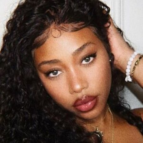 Chaotic Allure セクシーなポルノスター 写真