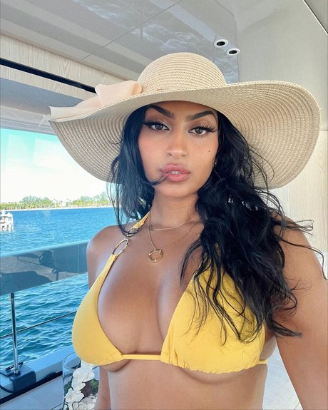 Shreya Arun_ アート女優 写真