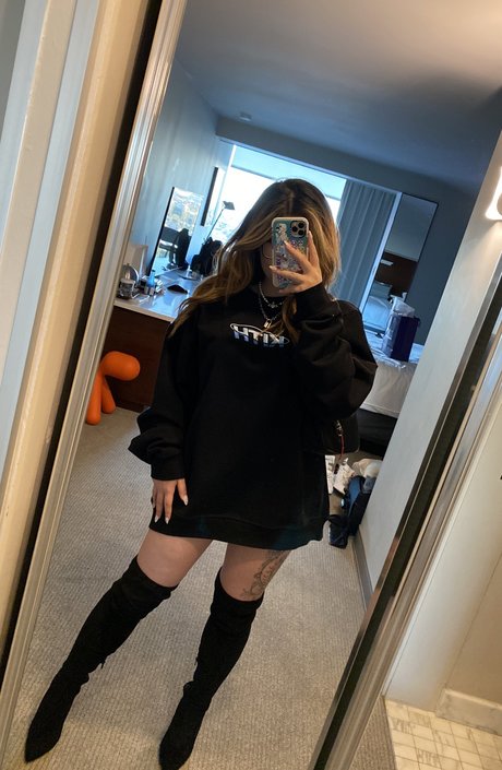 弁護士オンリーファンズ セクシー裸 画像