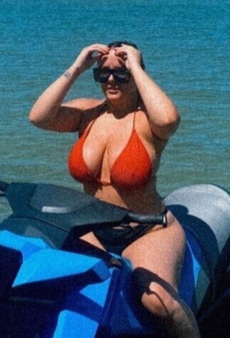 Courtney Maloney 写真集