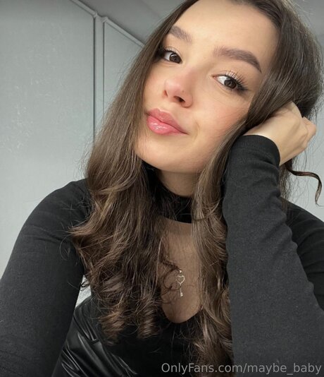 プールでの3P オンリーファンズ セクシー 画像