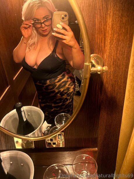 Naturalbigtits69 美しいモデル 写真