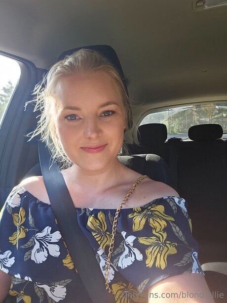 Blond Ellie エロティックなポルノスター 画像