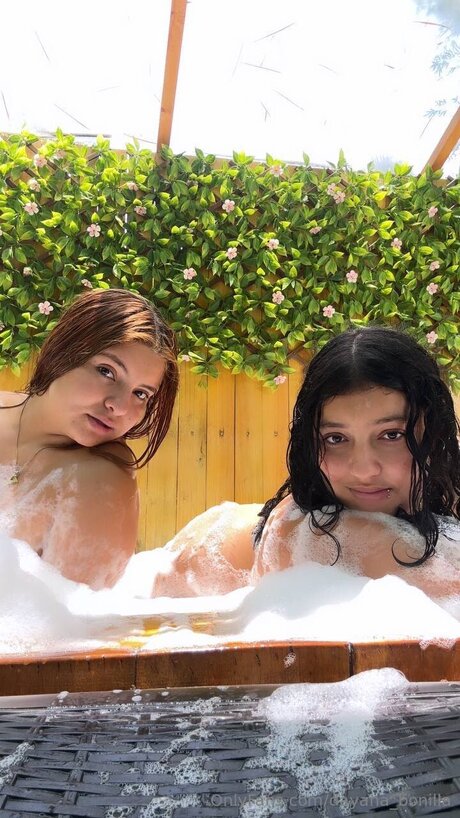 セクシーなブルネットのオンリーファンズ 美しい裸 写真