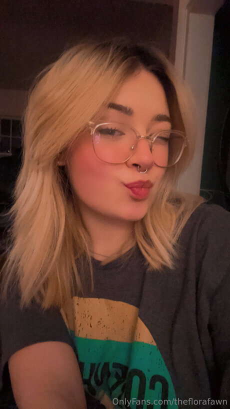 Theflorafawn ポルノスター 裸 アーカイブ