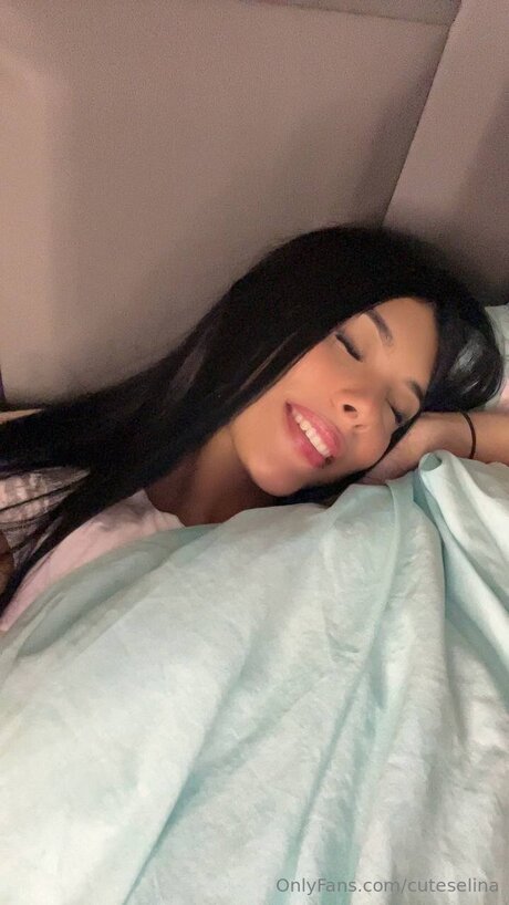 Cuteselina ポルノ女優 写真