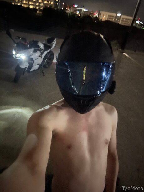 Tyemoto ヌードスター 写真