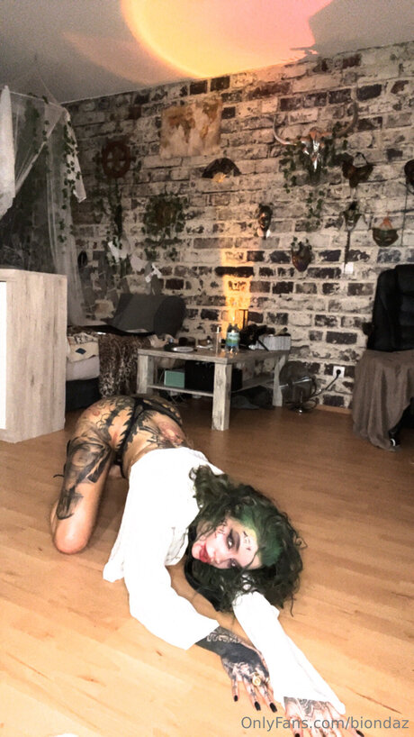 Biondaz ポルノスター ヌード 画像