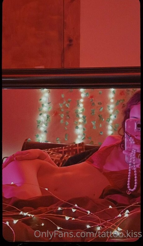 tattoo kiss スター ヌード 写真