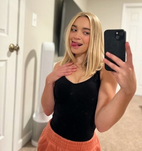 ティーンランジェリーオンリーファンズ ホットヌード 写真