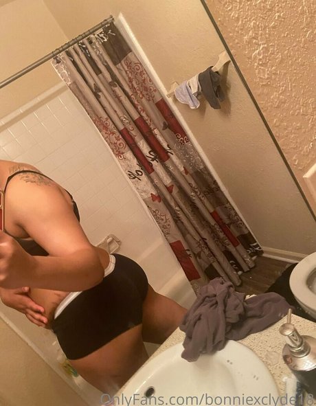 bonniexclyde18 モデル 写真