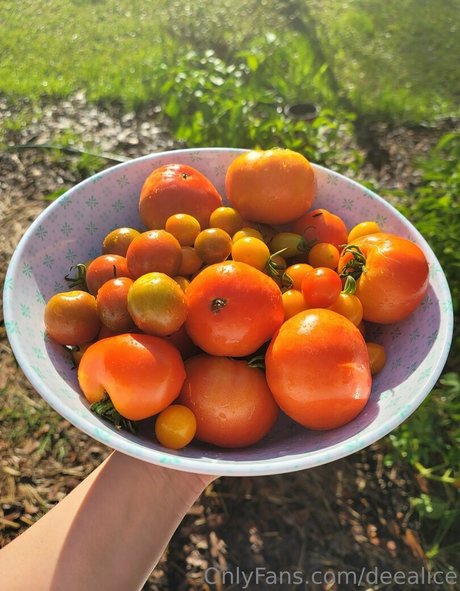 曲線美のブロンドオンリーファンズ ポルノ 画像