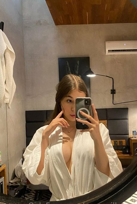 アジアの無料オンリーファンズ ヌード 画像