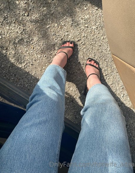 曲線美のブロンドオンリーファンズ セクシーヌード 画像