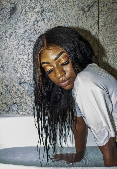 バン・オンリーファンズ 可愛い 写真