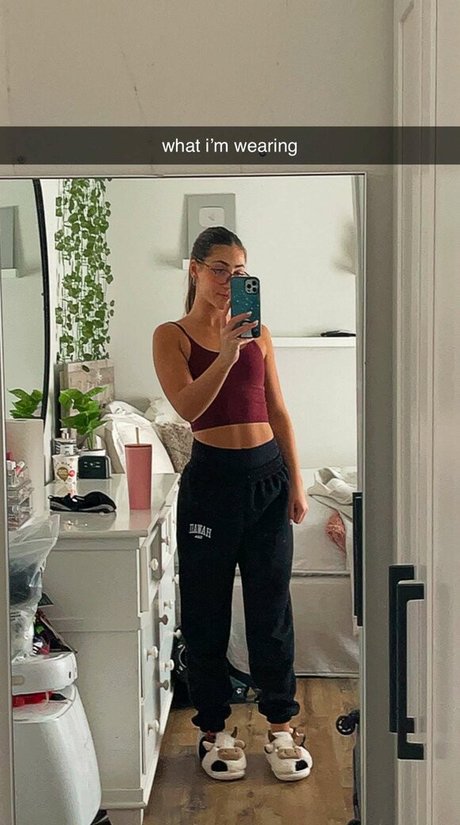 ティックトックスター オンリーファンズ 無料セクシー 写真