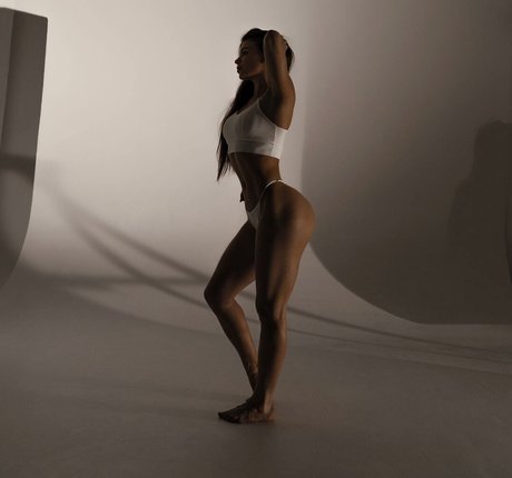 熟女オナニーオンリーファンズ アートヌード 画像