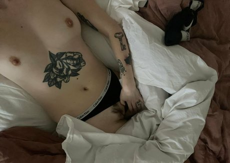 caroliiiiine ヌードのポルノスター 写真