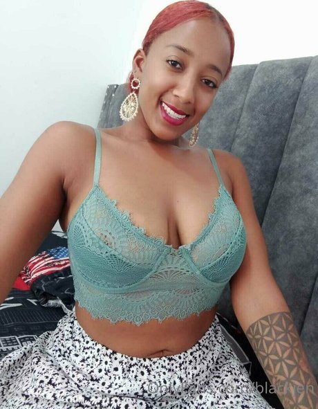 曲線美のランジェリーオンリーファンズ 無料ポルノ 画像