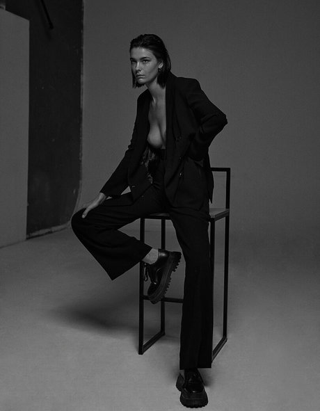 セクシーなブルネットのオンリーファンズ アート裸 写真