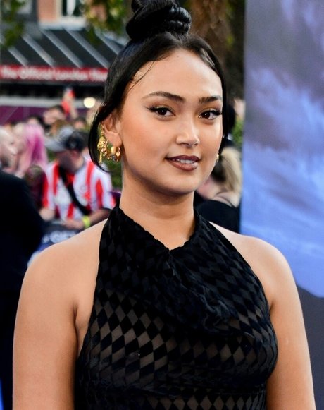 Joy Crookes アダルトモデル 写真