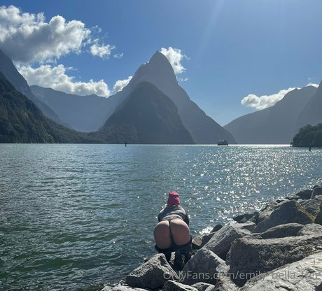 emily bella free 裸のスター 画像