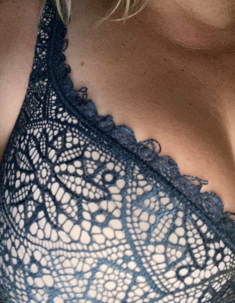 巨乳オナニーオンリーファンズ ホットヌード 画像