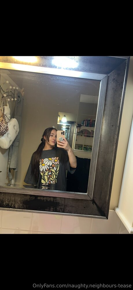 Naughty Neighbours Tease 裸のスター 画像