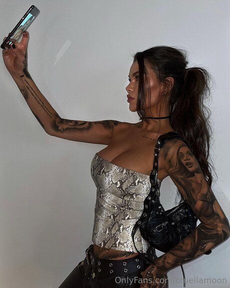 Cruellamoon 女優 写真