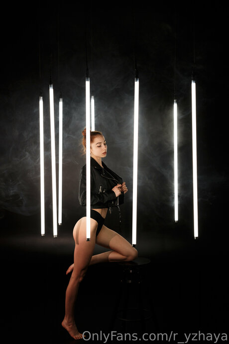 R Yzhaya アートスター 写真