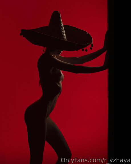 R Yzhaya ヌードモデル ギャラリー