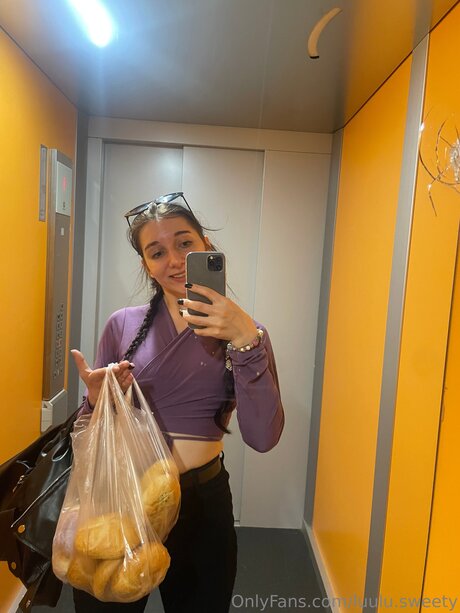 指マン 潮吹き オンリーファンズ ホットポルノ 写真