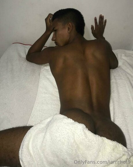 フラットオンリーファン 裸 画像