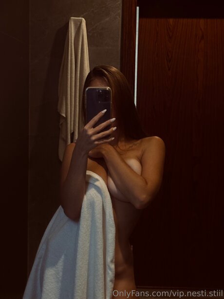 Nesty Still ホットスター 写真