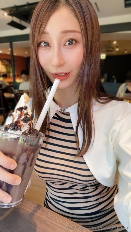 Yawarachan セクシーモデル 画像