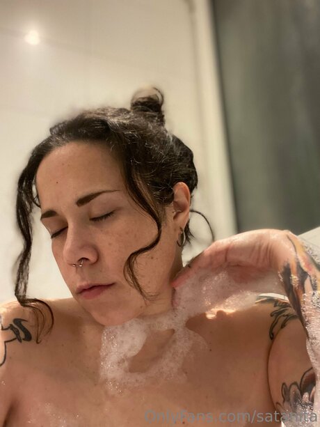 Satanita ポルノスター エロティック 画像