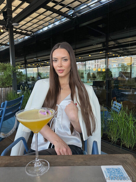 Karina Paw トップモデル 写真