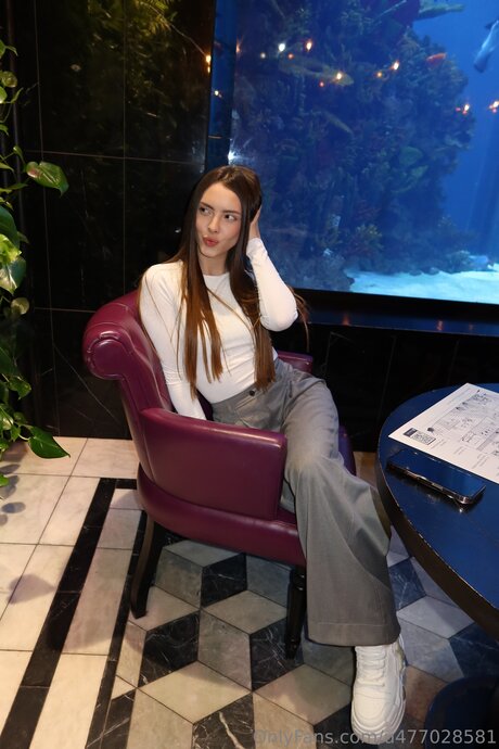 パイズリ オンリーファンズ アート裸 写真