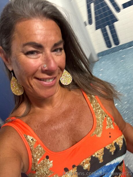 40歳のオンリーファンズ ホットセクシー 写真