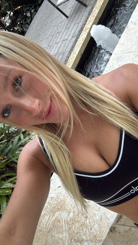 オイルを塗った巨乳オンリーファンズ セクシーヌード 写真